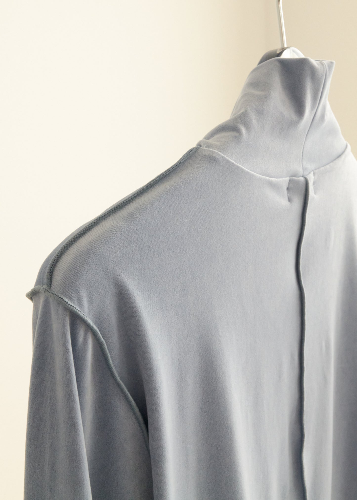 MELLOW VELOUR HIGH-NECKED TOPS